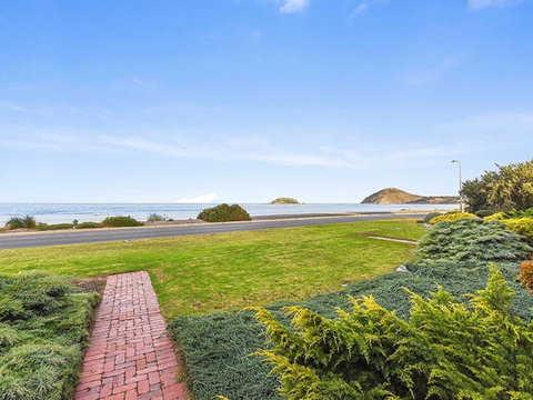 Franklin Beachfront Apartments - Adwords Guide 0