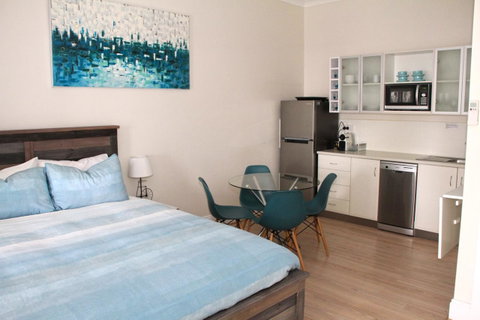 Smugglers Inn Studio Apartments - Adwords Guide 4