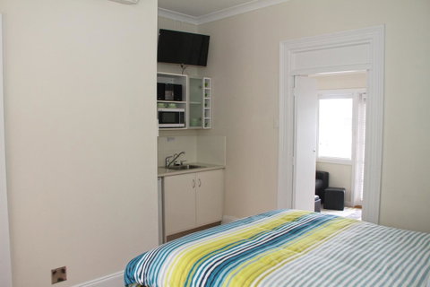 Smugglers Inn Studio Apartments - Adwords Guide 15