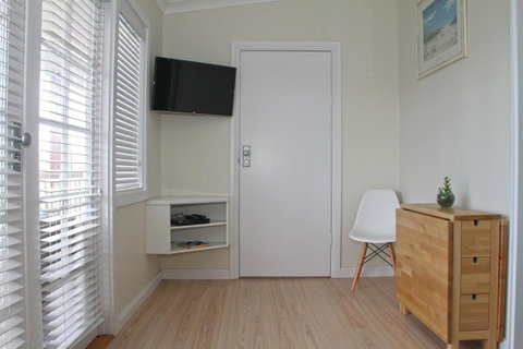 Smugglers Inn Studio Apartments - Adwords Guide 17