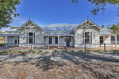 Grandview Homes Accommodation - The Adelaide - Adwords Guide 30