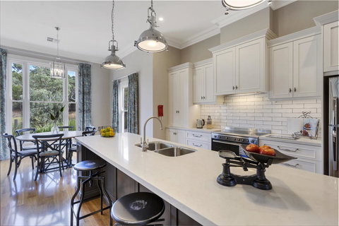 Grandview Homes Accommodation - The Adelaide - Adwords Guide 15