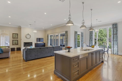 Grandview Homes Accommodation - The Adelaide - Adwords Guide 17