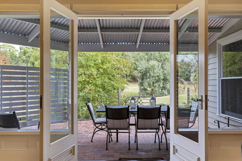 Grandview Homes Accommodation - The Adelaide - Adwords Guide 18