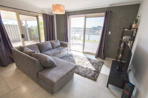 Waterfront On Jefferson, At Wellington Marina, SA - Adwords Guide 6
