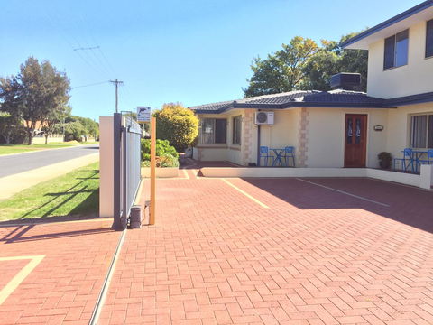 The Royal Dolphin Bed & Breakfast Safety Bay - Adwords Guide 0