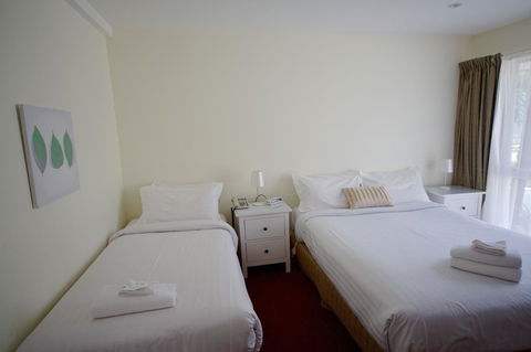 Sanctuary House Resort Motel - Adwords Guide 18