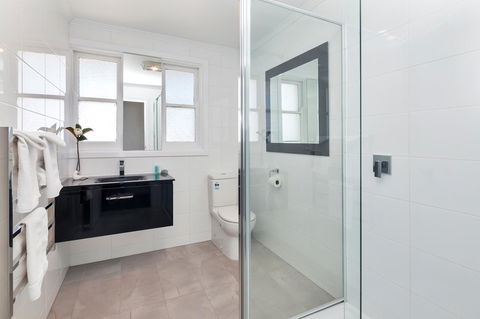 Lake Wendouree Luxury Apartments On Grove - Adwords Guide 13