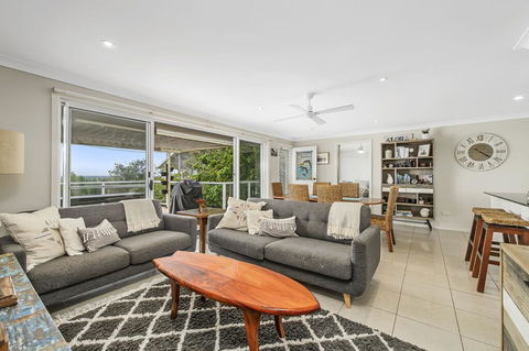 Barefoot Top Floor, 32 Skyline Crescent, Crescent Head - Adwords Guide 2