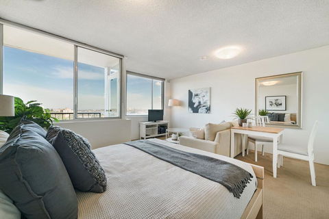 Bright And Sunny Studio Apartment - Adwords Guide 0