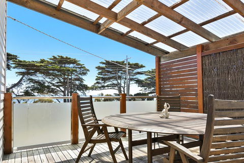 Black Dolphin Waterfront Townhouse - Bay Views - Adwords Guide 2