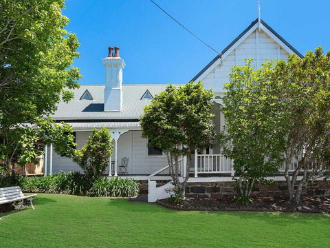 Blake House - Iconic Coastal Homestead - Adwords Guide 0