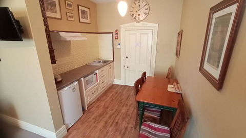 Blakes Manor Self Contained Heritage Accommodation - Adwords Guide 1
