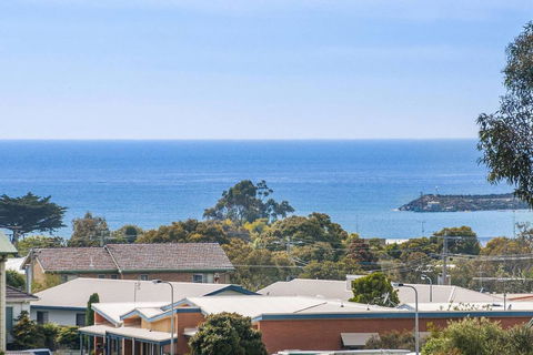 BLUE SKYES - Family Home With Balcony & Views. - Adwords Guide 1