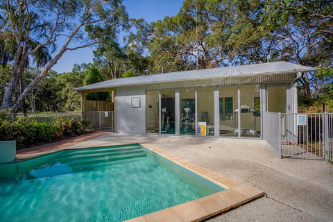 Bluewater 1 - Rainbow Shores, Amazing Location, Easy Walk To Beach, Pool, Aircon, Outdoor Spa - Adwords Guide 3