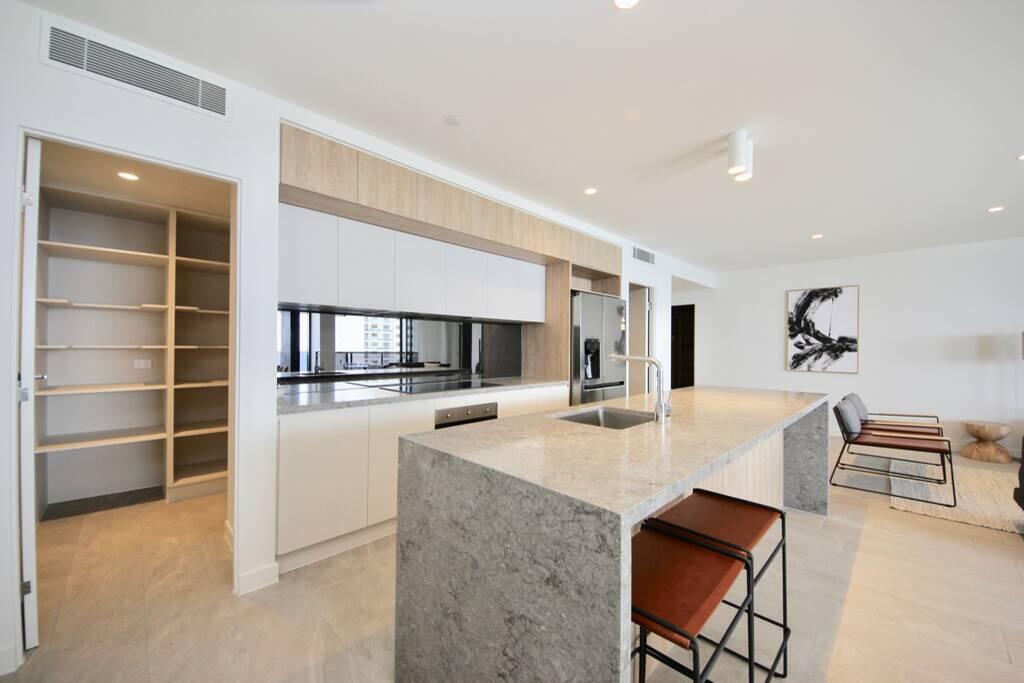 Broadbeach New Luxury Vue 17 Beach Views Broadbeach