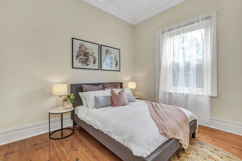 Character Home - Easy Tram To City - Adwords Guide 0