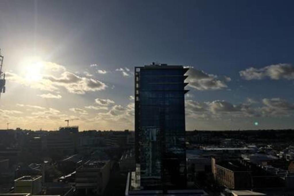 City Rest with views - high up sleeps 4  parking Perth
