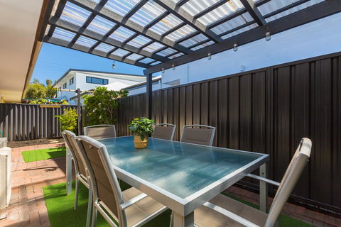 Coastal Convenience! Walk To The Shops & Cafes... - Adwords Guide 3