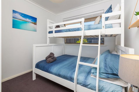 Coastal Convenience! Walk To The Shops & Cafes... - Adwords Guide 2