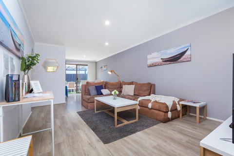 Coastal Convenience! Walk To The Shops & Cafes... - Adwords Guide 0