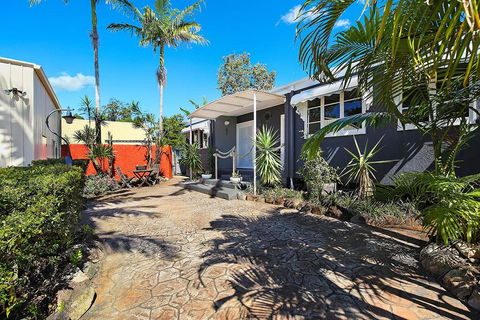 Coolum Retreat, Pet Friendly, Sunshine Coast Holiday House - Adwords Guide 1