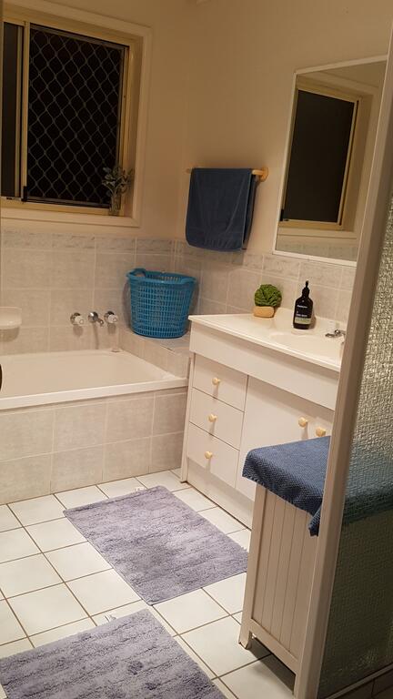 Cosy Quiet Bedroom Ferny Grove - Adwords Guide 3