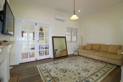 Crescent Haven, 2A View Street, - Adwords Guide 0