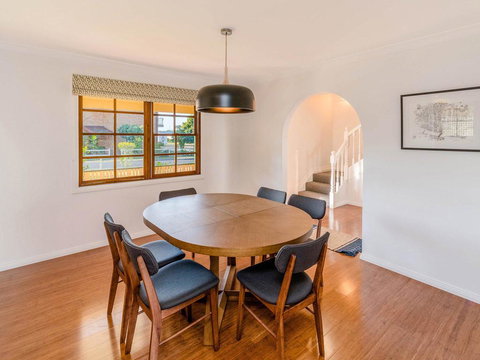 Curls And Buoys - Pet Friendly - Stone Throw To River - Adwords Guide 2