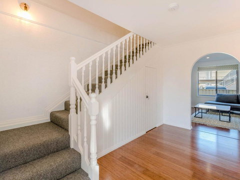 Curls And Buoys - Pet Friendly - Stone Throw To River - Adwords Guide 3