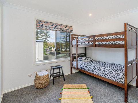 Curls And Buoys - Pet Friendly - Stone Throw To River - Adwords Guide 1