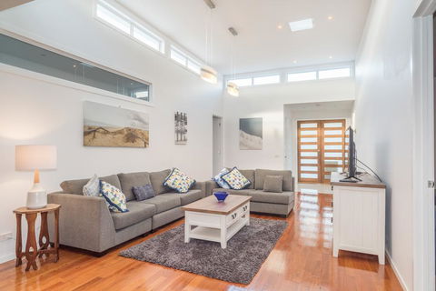 Currawong Close - Heated Pool, Home Theatre, WiFi, 4 Bdrm, Pool Table - Adwords Guide 1