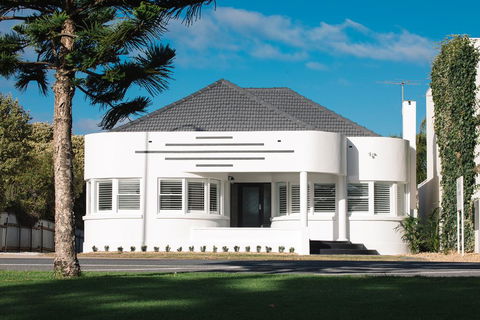 Deco Beach Luxury Apartments - Adwords Guide 0