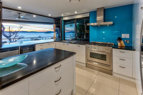 Edge 2 Ocean Front Luxury 3 Bedroom Split Level Spacious With Sofa Bed + Buggy - Adwords Guide 3