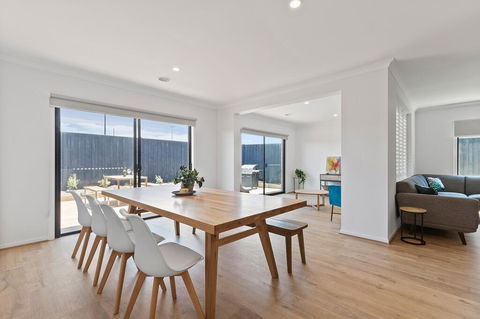 Family Holiday Paradise - New Modern Beach House - Adwords Guide 3