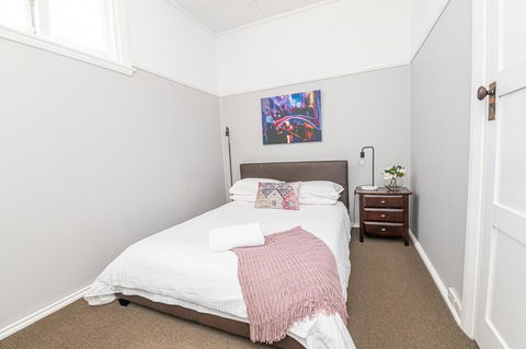 Five Ways CBD Apartment - Spacious, Wifi, Free Parking - Adwords Guide 1