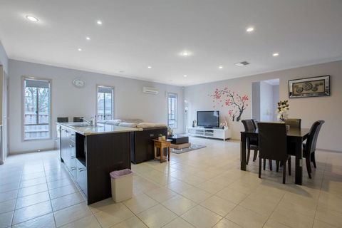 Gorgeous 4BR Home In Point Cook - Adwords Guide 3