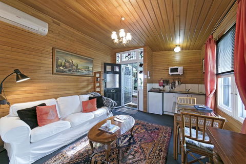 Hillside Country Retreat - Adwords Guide 0