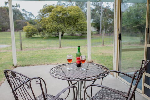 Karinya Cottage - Pet Friendly Country Retreat - Adwords Guide 0