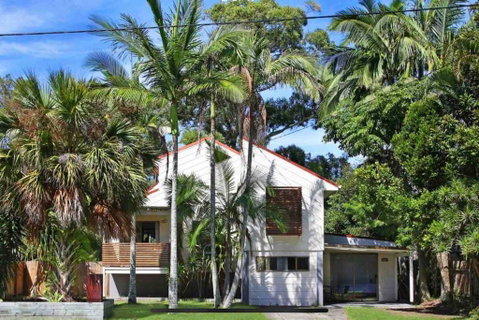 Lakeside Beach House - Hostie Properties - Adwords Guide 1