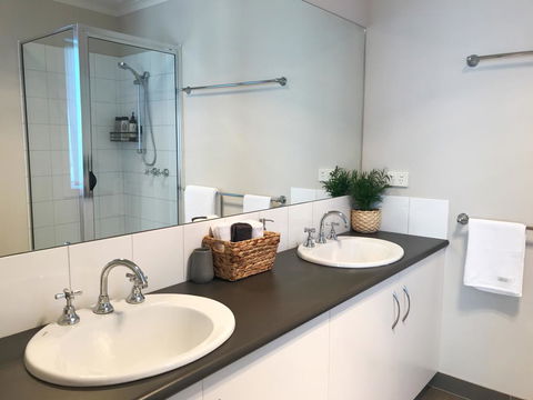 Luxury 4BR Home With KING Bed Lakes Entrance - Adwords Guide 0