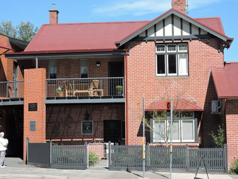 McKenzie House - Adwords Guide 0