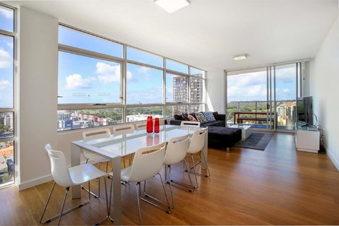 Moore To See - Modern And Spacious 3BR Zetland Apartment With Views Over Moore Park - Adwords Guide 0