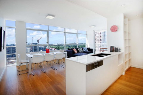 Moore To See - Modern And Spacious 3BR Zetland Apartment With Views Over Moore Park - Adwords Guide 3