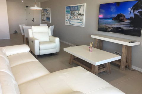 NEW UPMARKET COMFORTABLE 2 Bed, 2 Bath, OCEAN VIEWS, 250m To BUDDINA BEACH! - Adwords Guide 3
