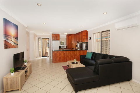 Oomoo 27b - 4 BDRM Townhouse - Close To Beaches - Adwords Guide 3