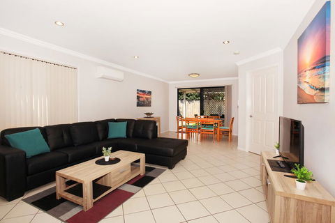 Oomoo 27b - 4 BDRM Townhouse - Close To Beaches - Adwords Guide 2