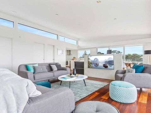 Perpendicular Penthouse - Modern Beachside Apartment - Adwords Guide 3