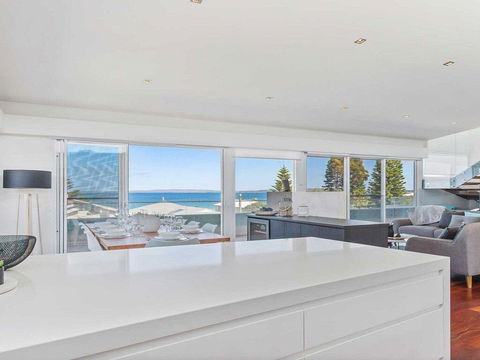 Perpendicular Penthouse - Modern Beachside Apartment - Adwords Guide 1