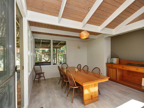 Pet Friendly - Large 4 Bedroom Home - Adwords Guide 2